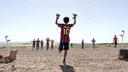 バグダッド・メッシ 片足のサッカー少年